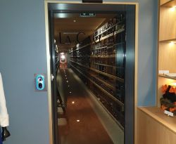 Porte automatique coulissante dans une cave à vin