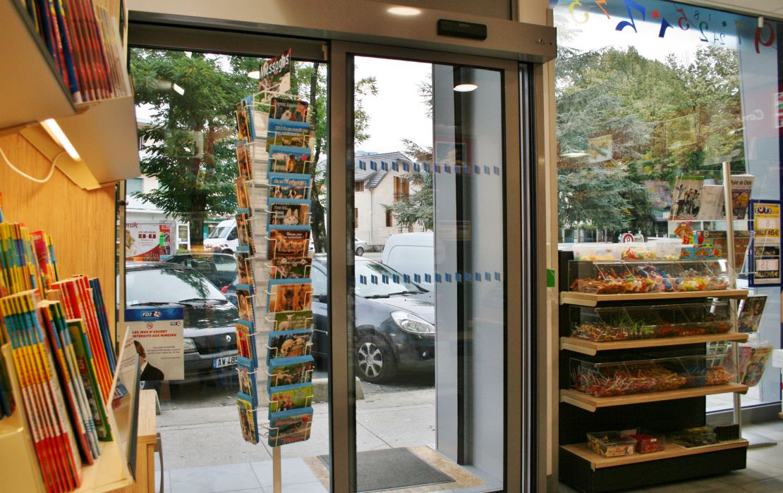 Porte automatique isolante pour commerces et magasins