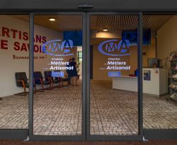 Porte automatique lumineuse pour bâtiment tertiaire