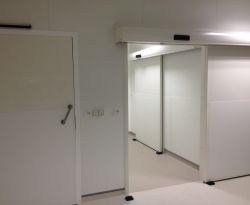 Porte automatique étanche air pour centre hospitalier