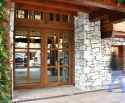 Porte automatique coulissante vantaux finition bois pour hôtel