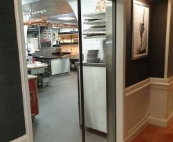 Porte coulissante automatique accès cuisine d'un restaurant