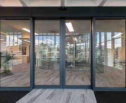 Porte automatique coupe-feu pour bâtiment tertiaire