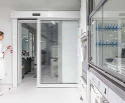 Porte coulissante coupe-feu automatique de laboratoire