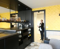 Porte automatique d'intérieur à galandage dans un hôtel/restaurant
