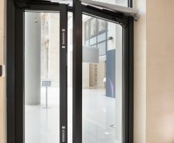 Porte automatique battante pour bâtiment tertiaire