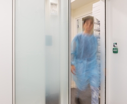 Porte automatique d'intérieur pour cabinet dentaire