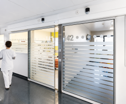 Porte vitrée coulissante automatique pour chambre de soin intensif