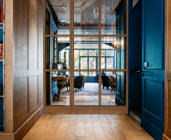 Porte automatique coulissante dans une auberge étoilée
