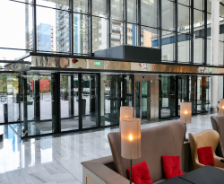 Porte automatique coulissante pour centre commercial