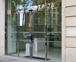 Porte automatique coulissante en inox polymiroir pour bâtiment administratif