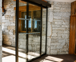 Porte automatique à rupture de pont thermique, hôtel restaurant