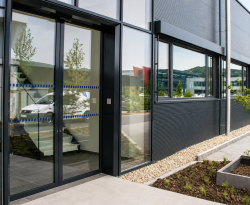 Porte automatique isolante pour bâtiments tertiaire