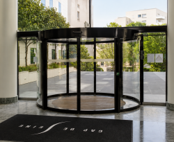 Porte automatique cintrée pour bâtiment tertiaire