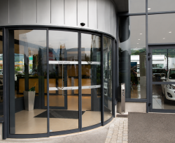 Porte automatique incurvée pour concession automobile