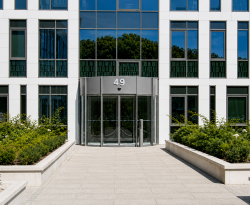 Porte automatique cintrée pour bâtiment tertiaire