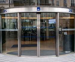 Porte automatique cintrée pour banques