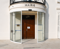 Porte automatique cintrée pour les administrations publiques