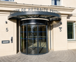 Porte automatique cintrée pour résidence senior