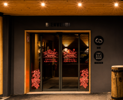 Porte automatique lumineuse pour brasserie