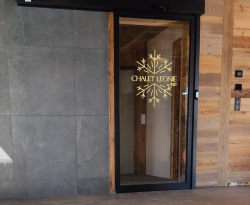 Porte automatique lumineuse pour chalet montagne