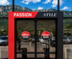 Porte automatique dynamique avec affichage publicitaire intégrée
