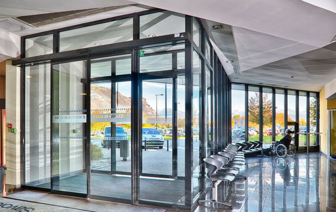 Porte coulissante automatique entrée d'hôpital