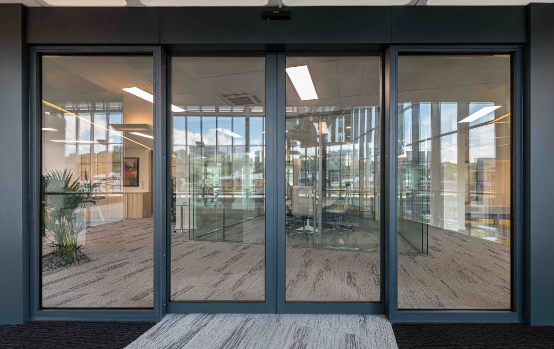 Porte automatique coupe-feu pour bâtiment tertiaire
