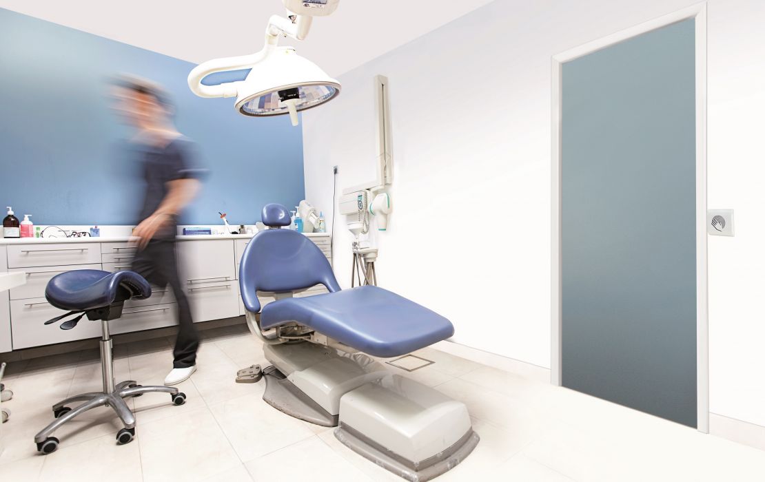 Porte intérieure automatique à galandage dans un cabinet dentaire