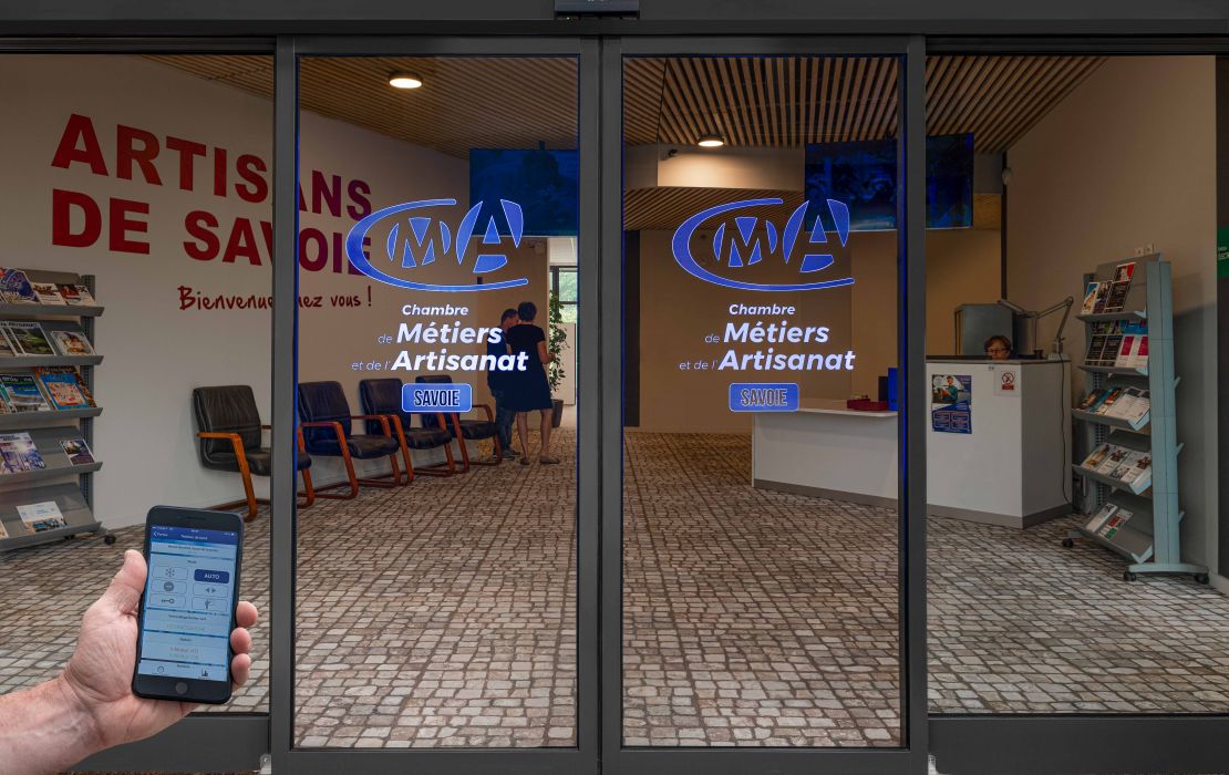 Porte automatique connectée pour bâtiment administratif