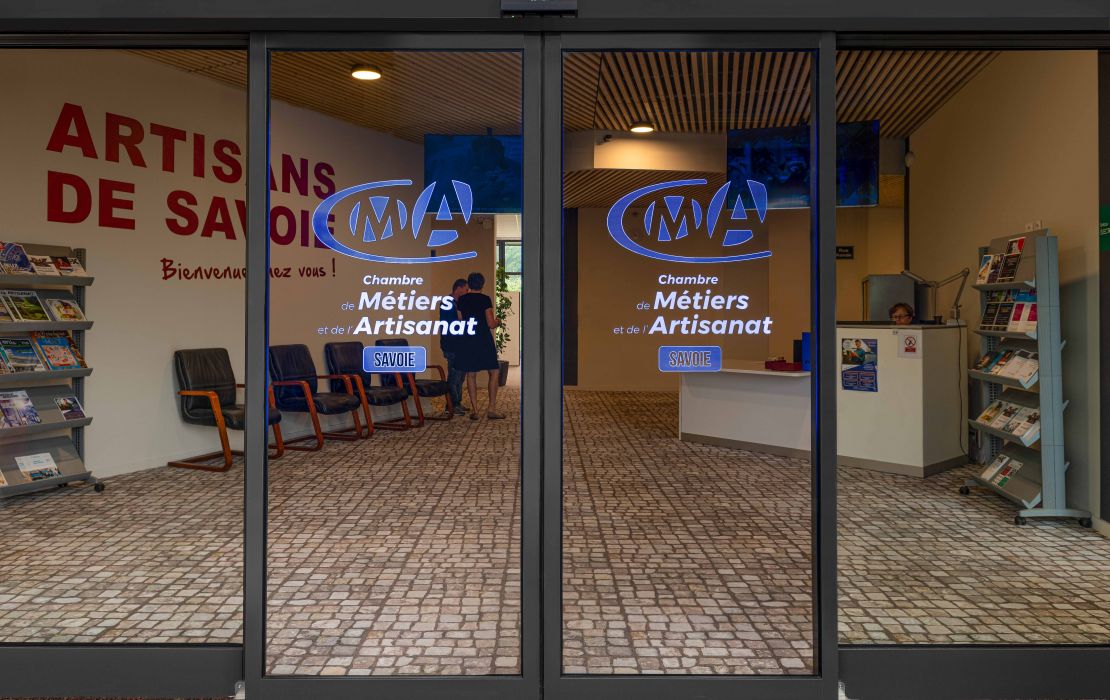 Porte automatique lumineuse pour bâtiment tertiaire