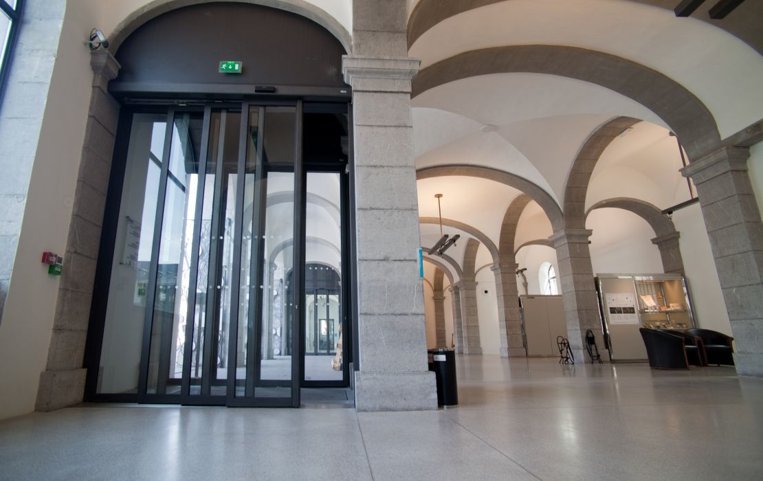 SAS de portes automatiques télescopiques d'entrée de musée