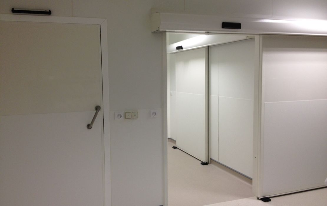 Porte automatique étanche air pour centre hospitalier