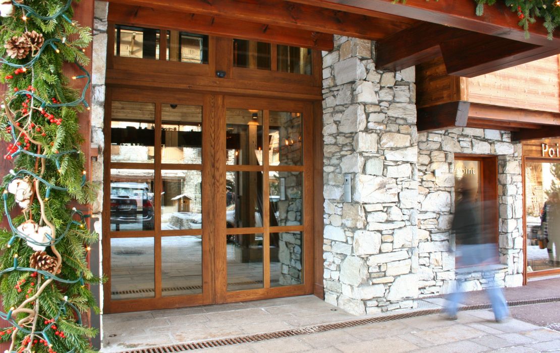 Porte automatique coulissante vantaux finition bois pour hôtel
