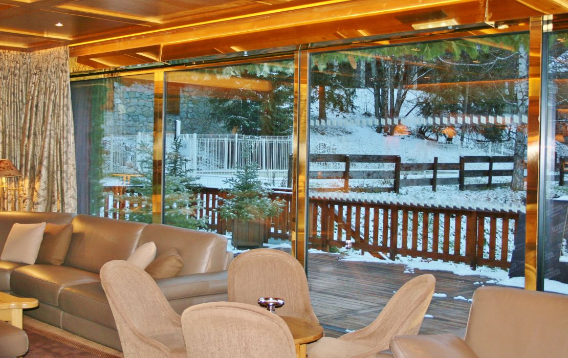 Porte coulissante vitrée automatique finition laiton, hôtel restaurant de montagne