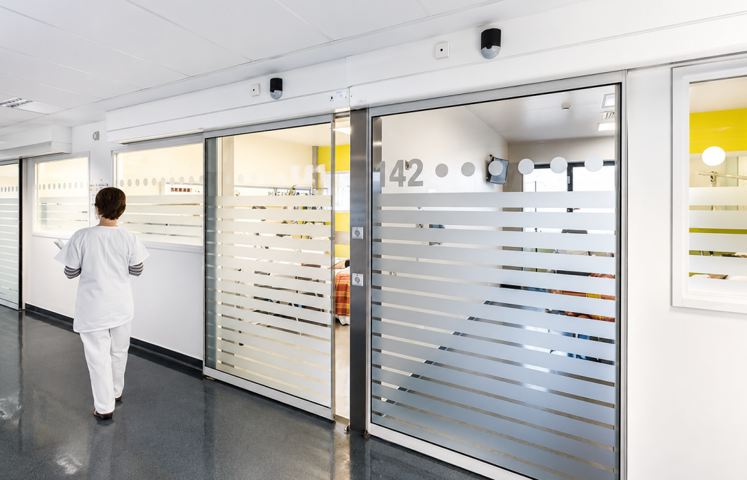 Porte vitrée coulissante automatique pour chambre de soin intensif
