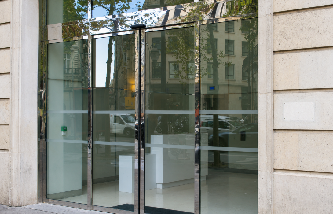 Porte automatique coulissante en inox polymiroir pour bâtiment administratif