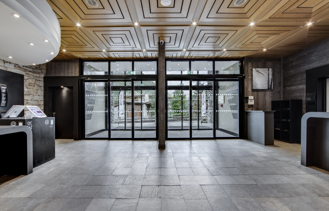 Porte automatique isolante pour centre des congrès