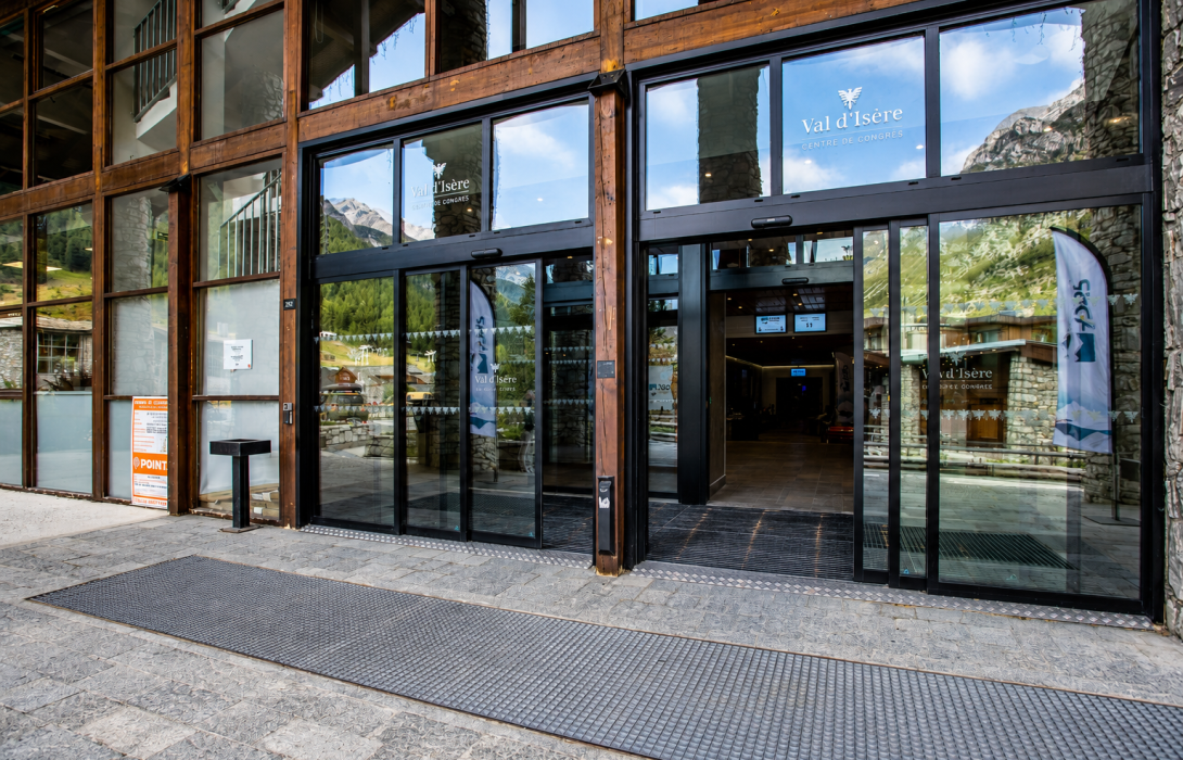 Porte automatique isolante en montagne