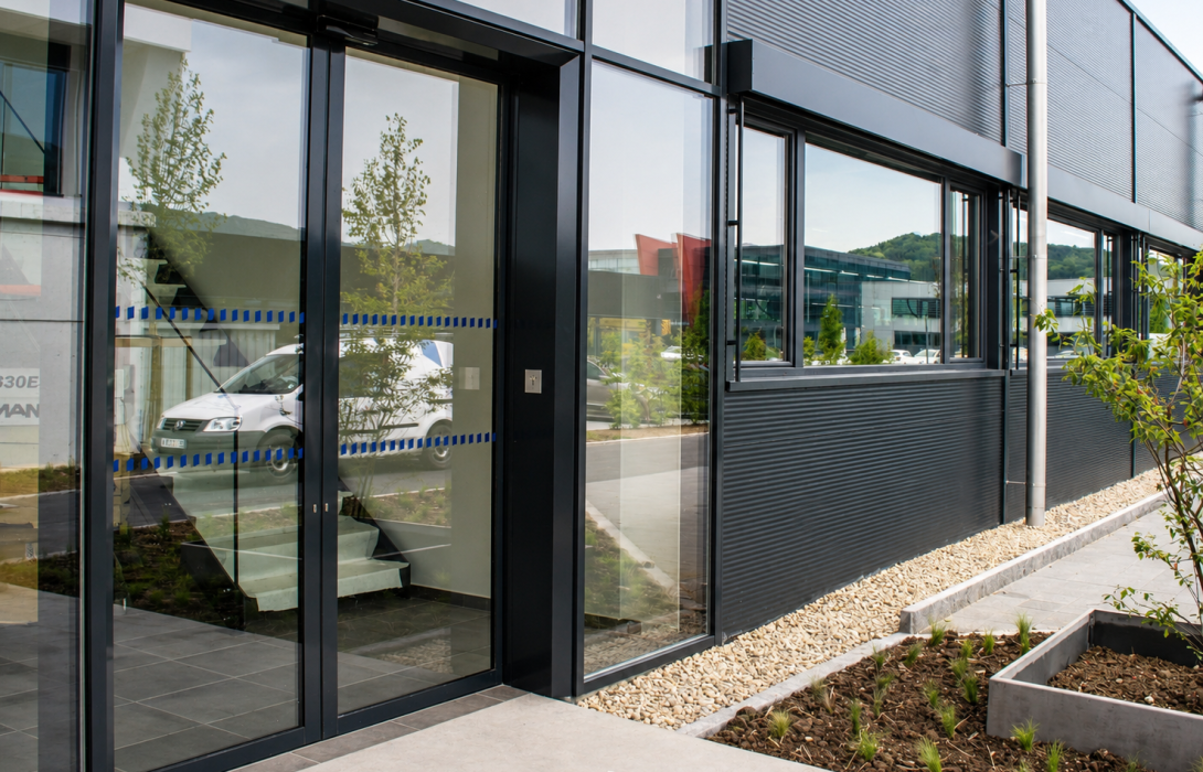 Porte automatique isolante pour bâtiments tertiaire