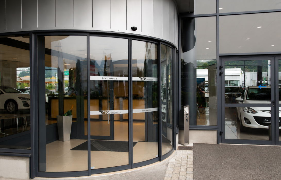 Porte automatique incurvée pour concession automobile