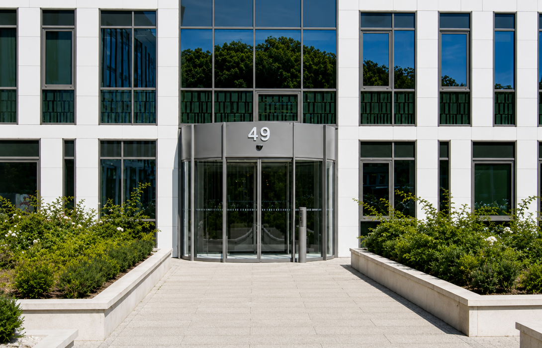 Porte automatique cintrée pour bâtiment tertiaire