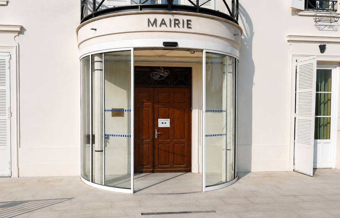 Porte automatique cintrée pour les administrations publiques