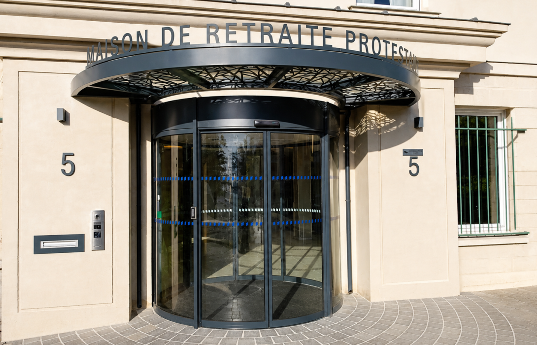 Porte automatique cintrée pour résidence senior