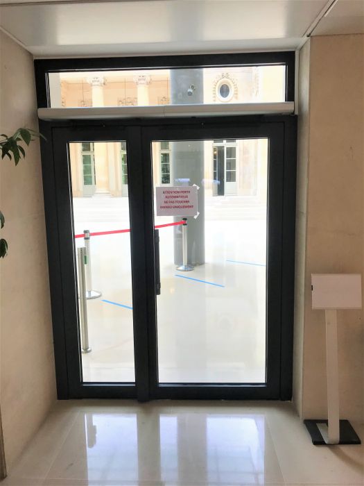 Porte automatique battante pour bâtiment tertiaire