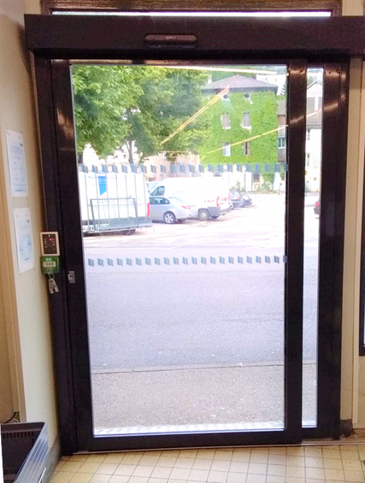 Porte automatique sécurisée pour magasin