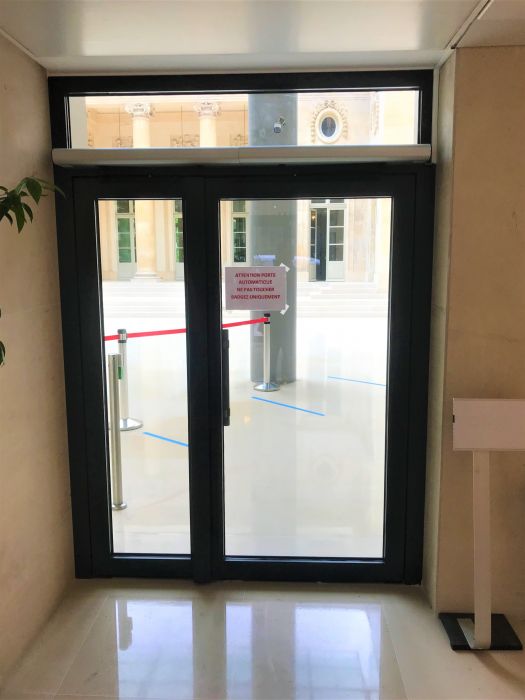 Porte automatique battante pour bâtiment tertiaire