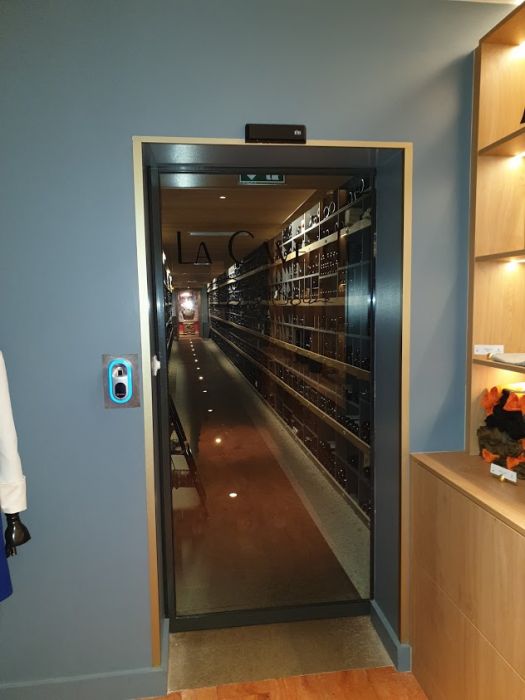 Porte automatique coulissante dans une cave à vin