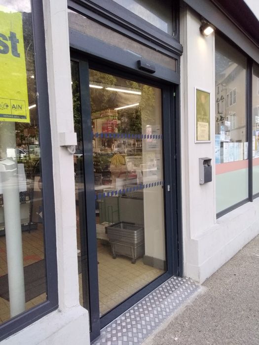 Porte automatique sécurisée dans un magasin alimentaire