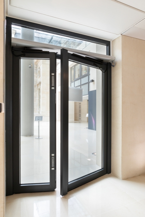 Porte automatique battante pour bâtiment tertiaire